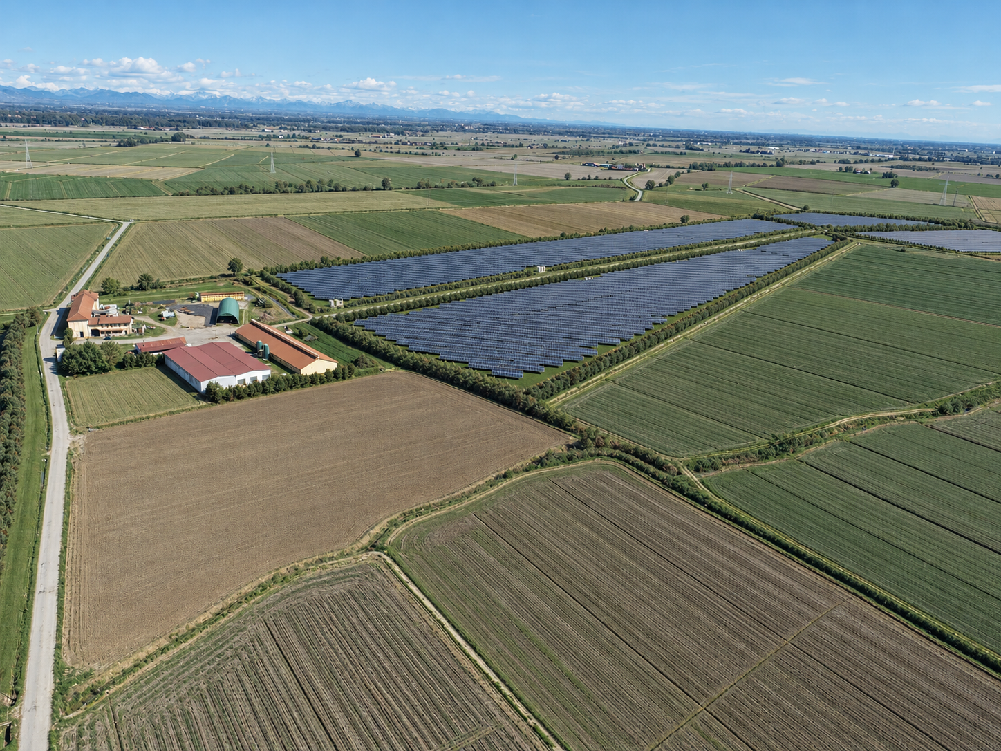 Vista aerea anonima di un'iniziativa energetica integrata nel paesaggio agricolo
