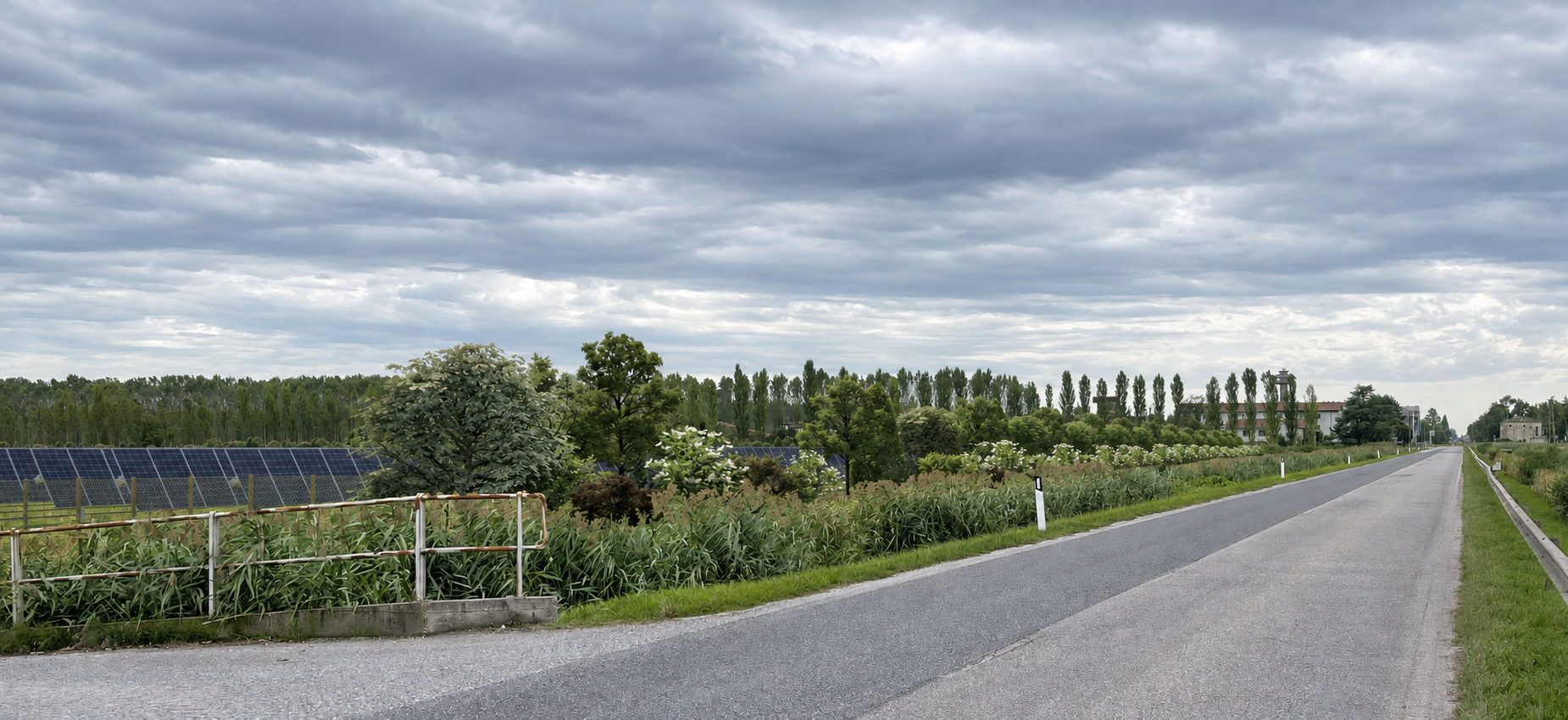 Inserimento anonimo di moduli energetici tra infrastruttura rurale, acqua e vegetazione