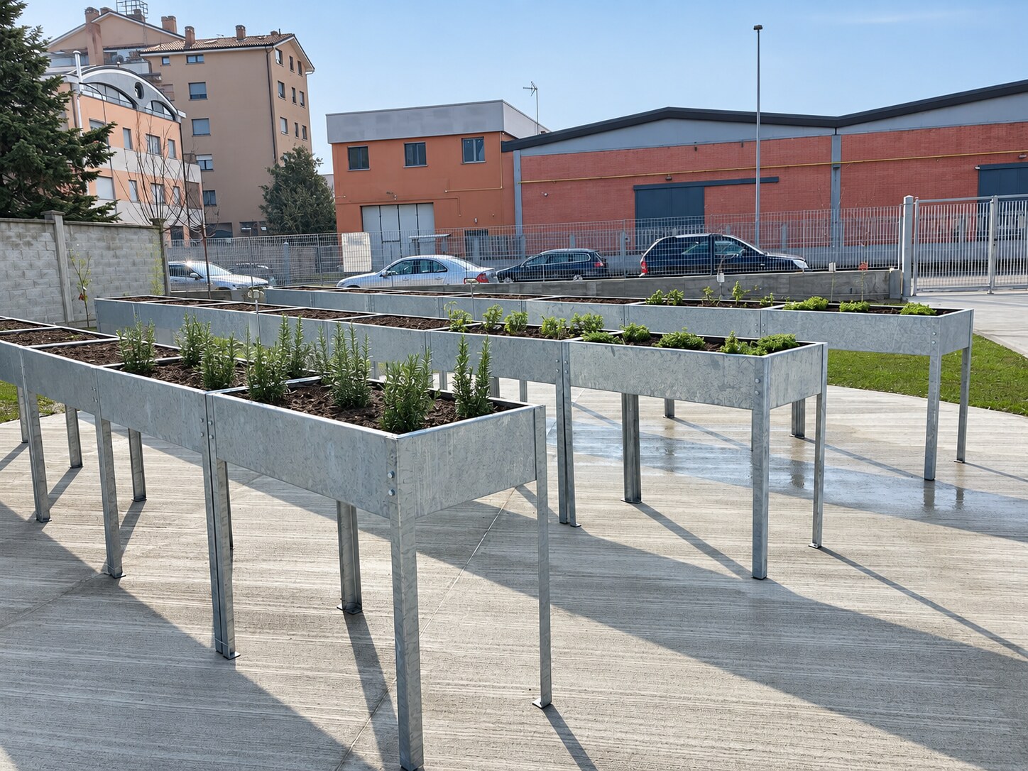 Orti rialzati accessibili nel giardino sensoriale di Buccinasco