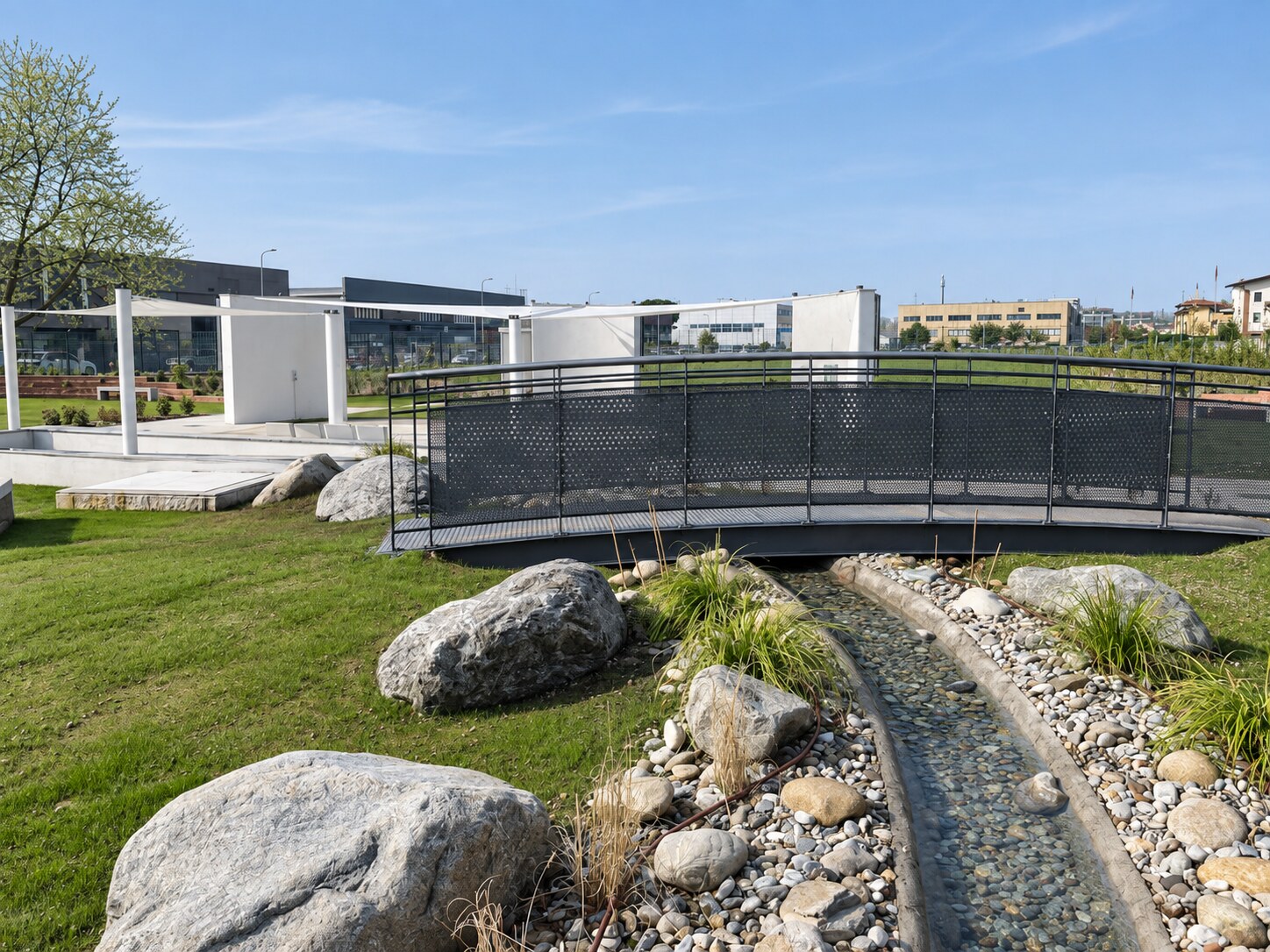 Ruscello, rocce e ponte accessibile nel giardino sensoriale