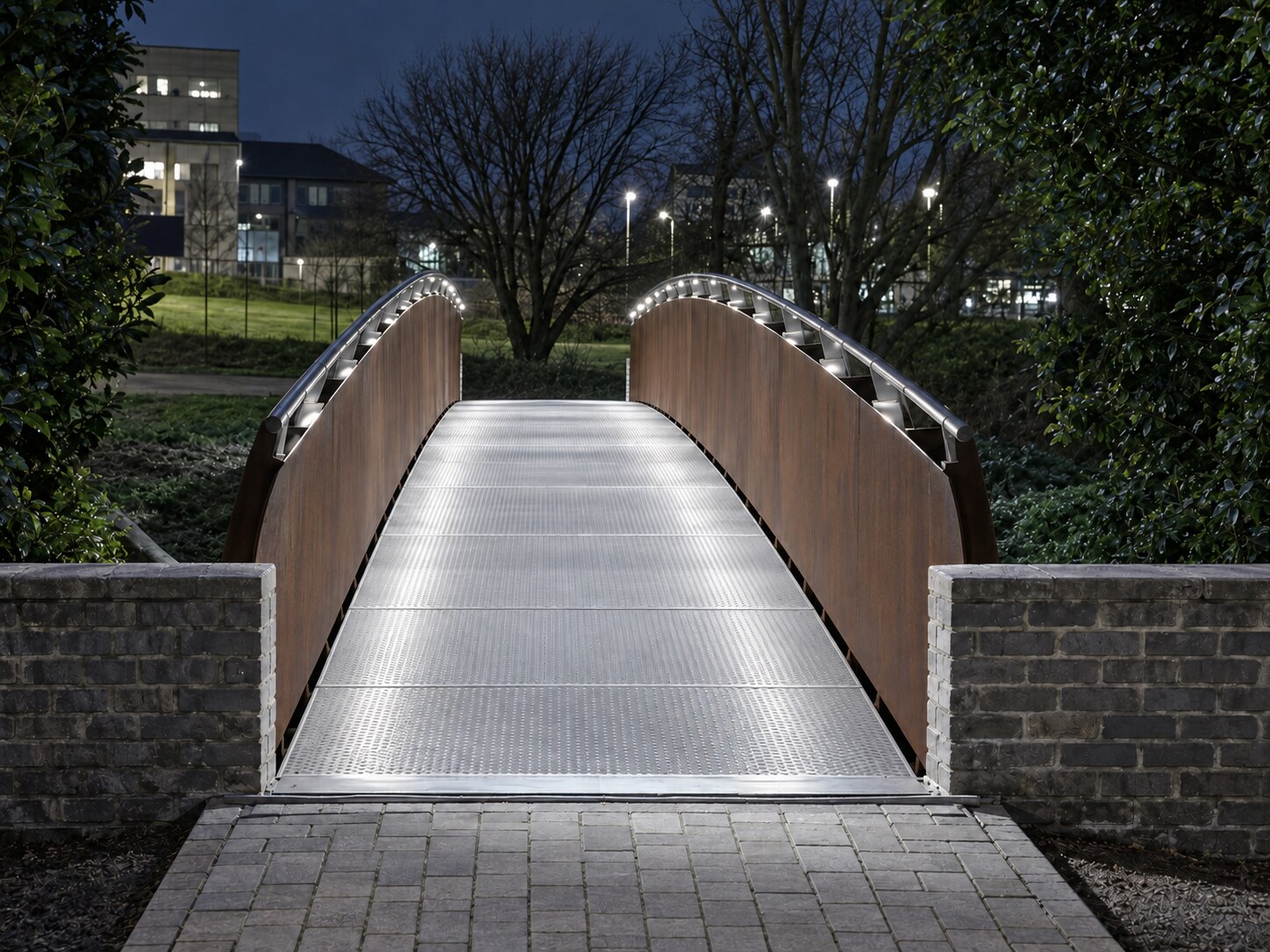 Illuminazione LED integrata nei corrimano del ponte ciclopedonale