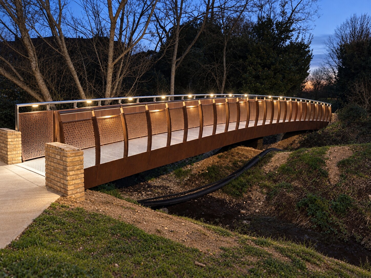 Ponte ciclopedonale in acciaio Corten illuminato in un parco di Buccinasco